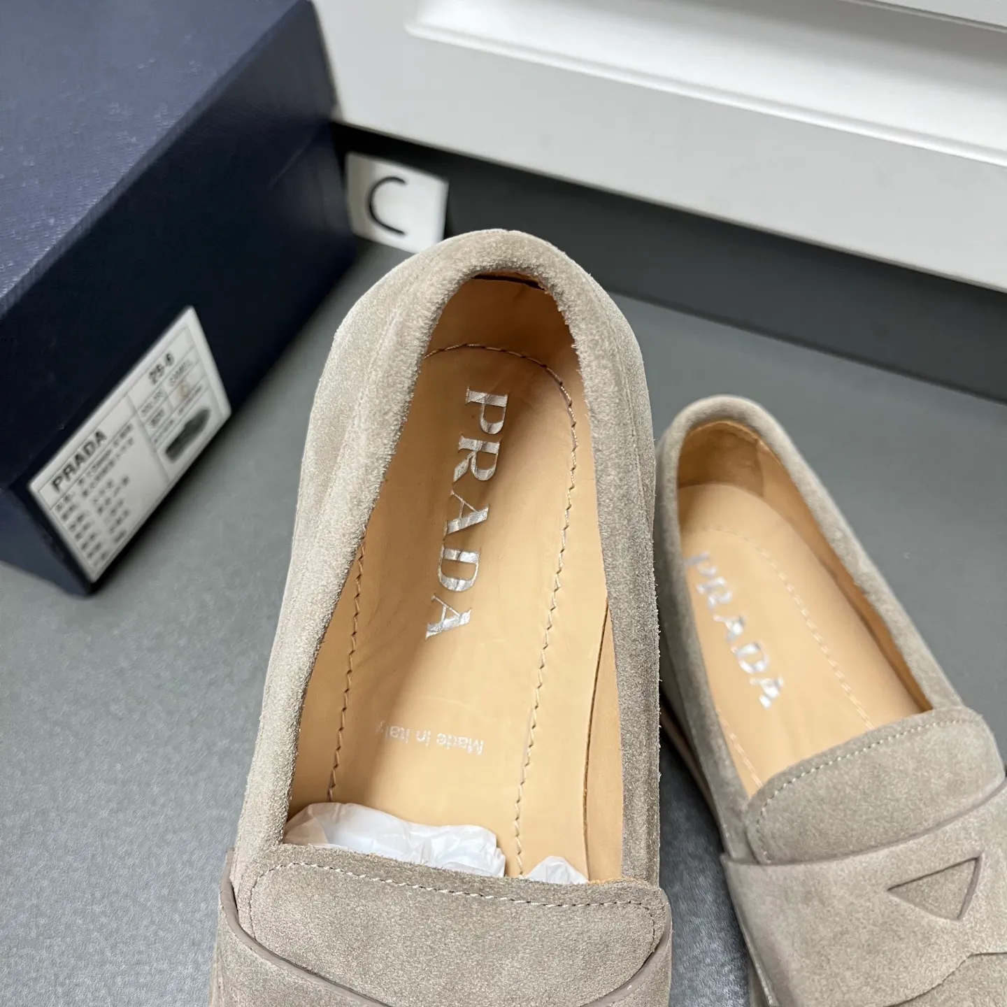 💰840 Prada men’s new suede leather loafers. Made of flocked cow second-layer leather, they combine classic design with handmade details, blending sophistication with casual comfort. Hot-stamped logo on the outside, topstitched seams on the skirt, 1.5cm white rubber sole with leather welt, dyed calfskin lining, silver-labeled cowhide feet, simple and elegant style, comes with a full set of original packaging dust bag! C leather shoe size: 39/40/41/42/43/44 gray welcome to order